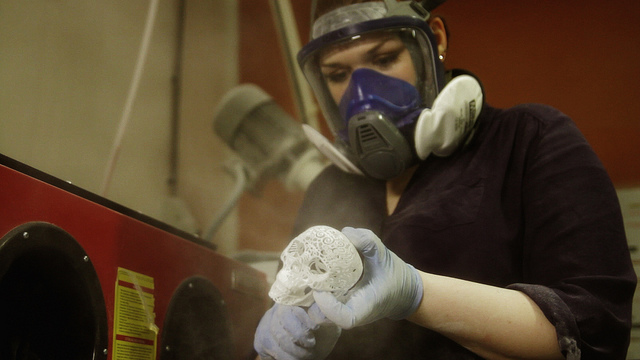 Cleaning excess nylon powder from Shapeways 3D Printed Skull